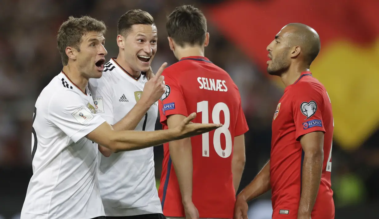 Pemain Jerman, Julian Draxler (2kiri) dan Thomas Mueller, (kiri) merayakan gol saat melawan Norwegia pada laga grup C kualifikasi Piala Dunia 2018 di Mercedes-Benz Arena, Stuttgart, (4/9/2017). Jerman menang 6-0. (AP/Matthias Schrader)