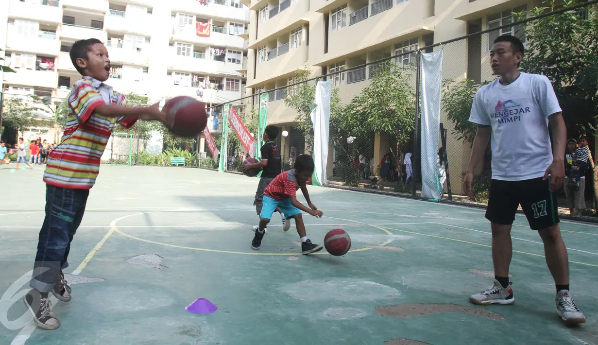 Sejumlah anak bermain basket saat digelarnya Sport Festival Marunda di Rusunawa Marunda, Jakarta, Minggu (5/3). Melalui beragam kegiatan kreativitas, Yayasan Generasi Baru (Gen-B) mengajak anak-anak menjauhi narkoba. (Liputan6.com/Helmi Afandi)