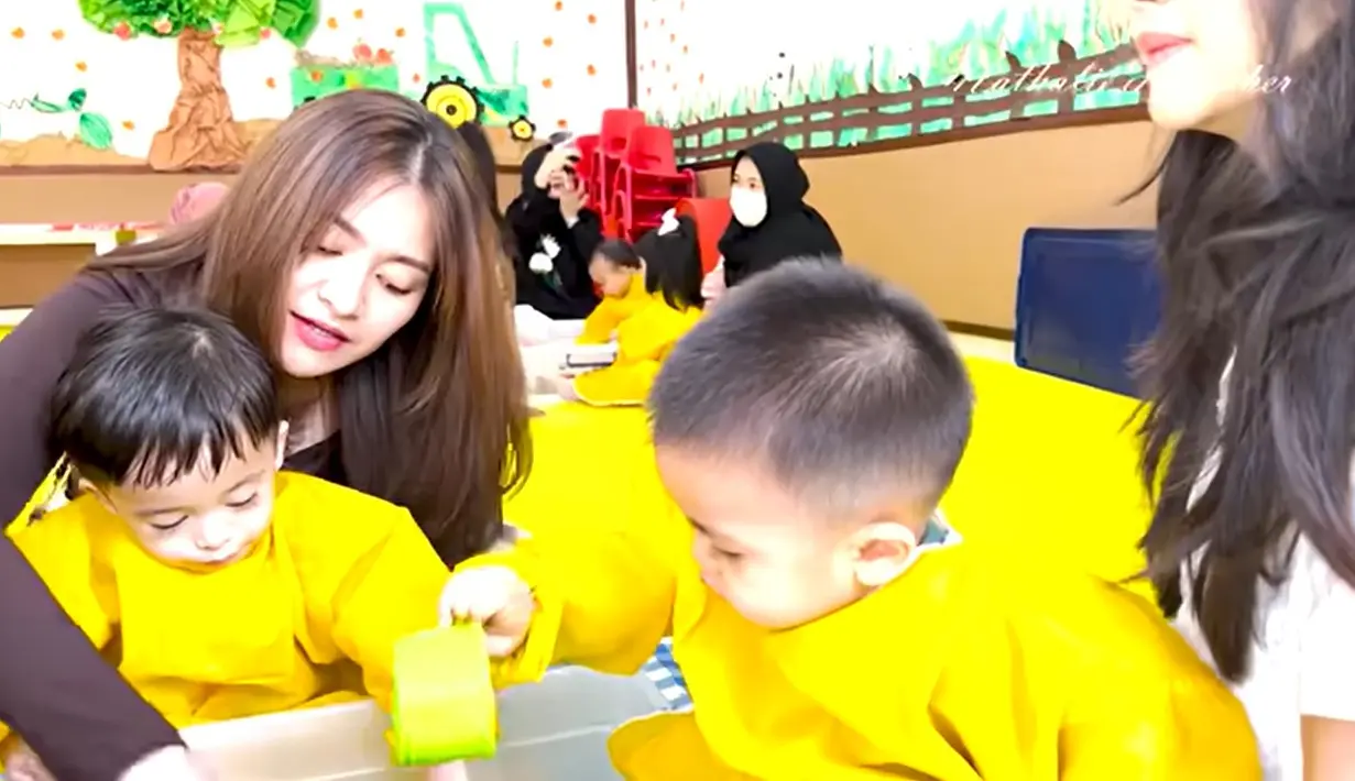 Mantan istri Sule itu tampak membagikan beberapa momen saat menemani putranya sekolah. Seperti belum lama ini, Nathalie mendampingi putranya dalam melakukan kegiatan bermain di sekolahnya. [Youtube/NATHALIE HOLSCHER]