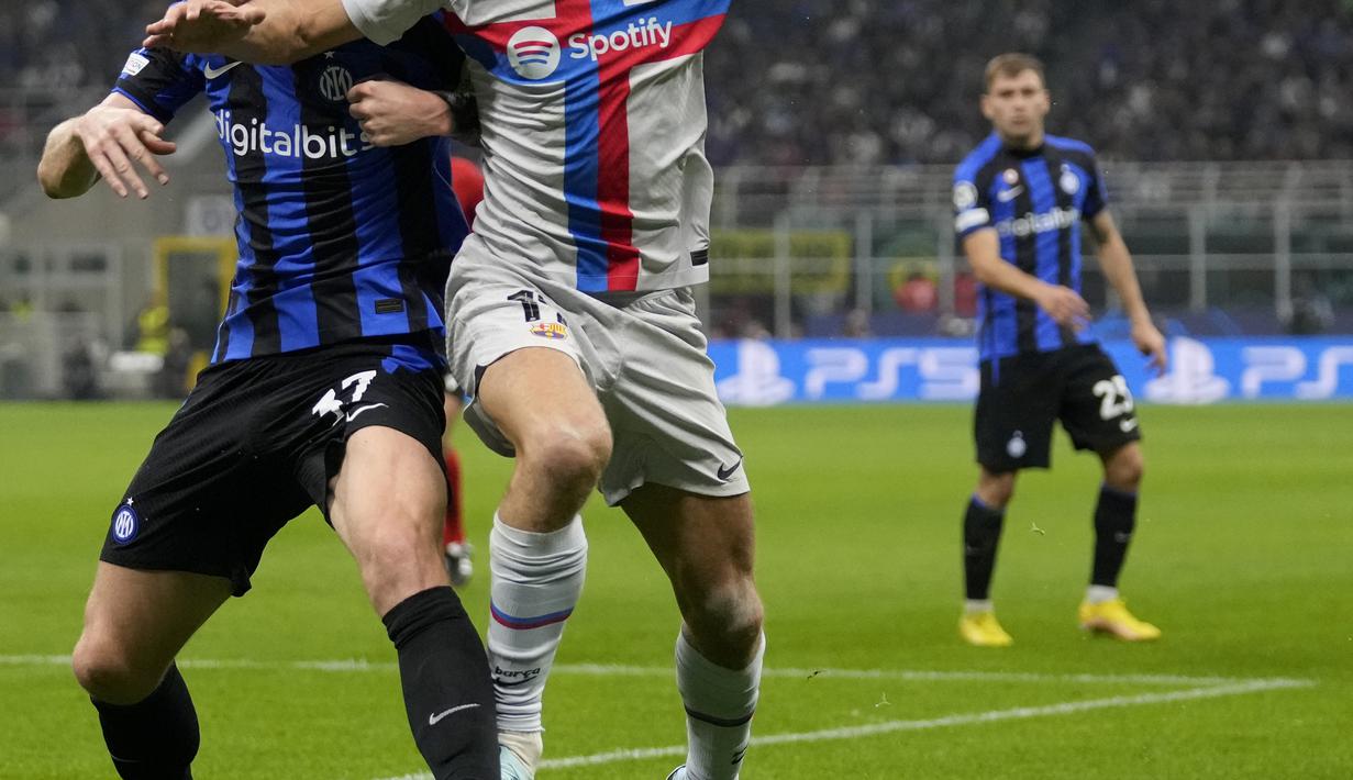 <p>Bek Inter Milan Skriniar berebut bola melawan bek Barcelona Marcos Alonso pada matchday ketiga Grup C Liga Champions 2022/2023 di Giuseppe Meazaa, Rabu dini hari WIB (5/10/2022). Inter Milan sukses menaklukkan klub tangguh Barcelona 1-0. (AP Photo/Antonio Calanni)</p>