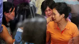 Terlihat sejumlah keluarga penumpang AirAsia QZ8501 tak kuasa menitikan air mata, Surabaya, Selasa (30/12/2014). (Liputan6.com/Johan Tallo)