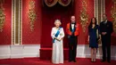 Ruang kosong setelah patung lilin Pangeran Harry dan istrinya, Meghan Markle menghilang dari barisan patung Keluarga Kerajaan Inggris di Madame Tussauds London, Kamis (9/1/2020). Penarikan tersebut menyusul pengumuman pasangan itu akan mundur dari tugas kerajaan. (Victoria Jones/PA via AP)