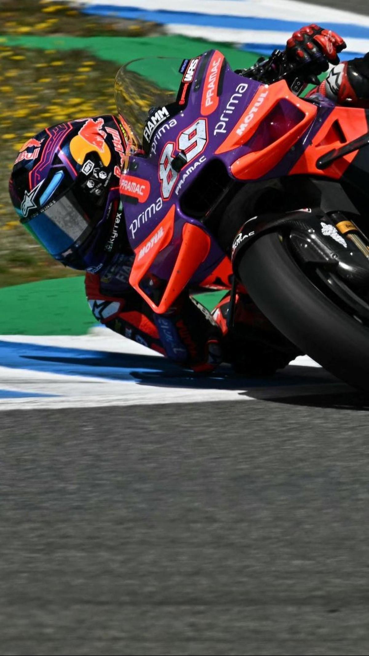 Sementara Martin juga sempat ikut menyalip Marc Marquez. Foto: JAVIER SORIANO / AFP<br>