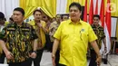 Ketua Umum Partai Golkar Airlangga Hartarto (kanan) menghadiri rapat pleno DPP Partai Golkar di Kantor DPP Golkar, Slipi, Jakarta, Selasa (5/11/2019). Rapat membahas munas untuk memilih Ketua Umum Golkar periode 2019-2024 di Bali pada Desember mendatang. (Liputan6.com/JohanTallo)