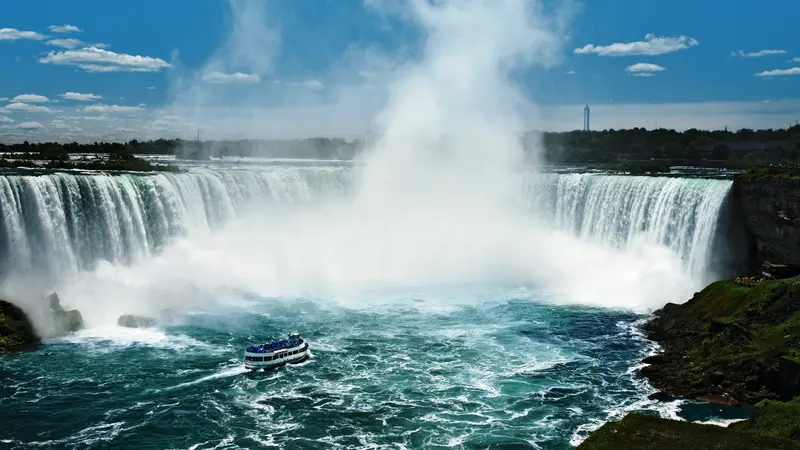 Kolam alami di bawah Air Terjun Niagara