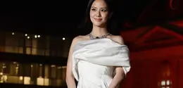 Jisoo Blackpink hadir di gala Cartier di Kyoto pada 13 Oktober 2026, mengenakan gaun putih Vivienne Westwood dan kalung Stellara dengan safir 41,01 karat. (@hypebeastjp)