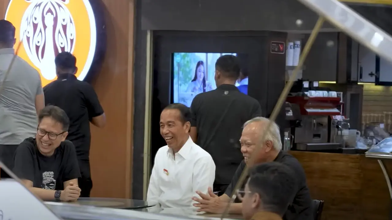 Momen Jokowi ngopi bareng Menkes Budi dan Menteri PUPR Basuki di Yogyakarta. (Foto: Tangkapan Layar Sekretariat Kabinet)