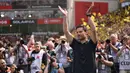 Pelatih Bayer Leverkusen, Xabi Alonso melakukan perpisahan dengan tim dan para fans setelah laga lanjutan Liga Jerman 2024/2025 melawan Borussia Dortmund di BayArena, Leverkusen, Jerman, Minggu (11/05/2025) waktu setempat. (AP Photo/DPA/Marius Becker)