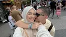 Tidak hanya berdua, Citra Kirana dan Rezky Aditya ajak anaknya ke Inggris. Namun ketika nonton konser Taylor Swift, pasangan ini menikmati momen berdua. Sebelum masuk ke stadion, Citra Kirana dan Rezky Aditya nikmati jajanan. Berpose sembari peluk dan cium Citra Kirana, Rezky Aditya romantis. Lantaran awet muda, tentu banyak yang percaya jika disebut bahwa keduanya belum menikah. (Liputan6.com/IG/@citraciki)