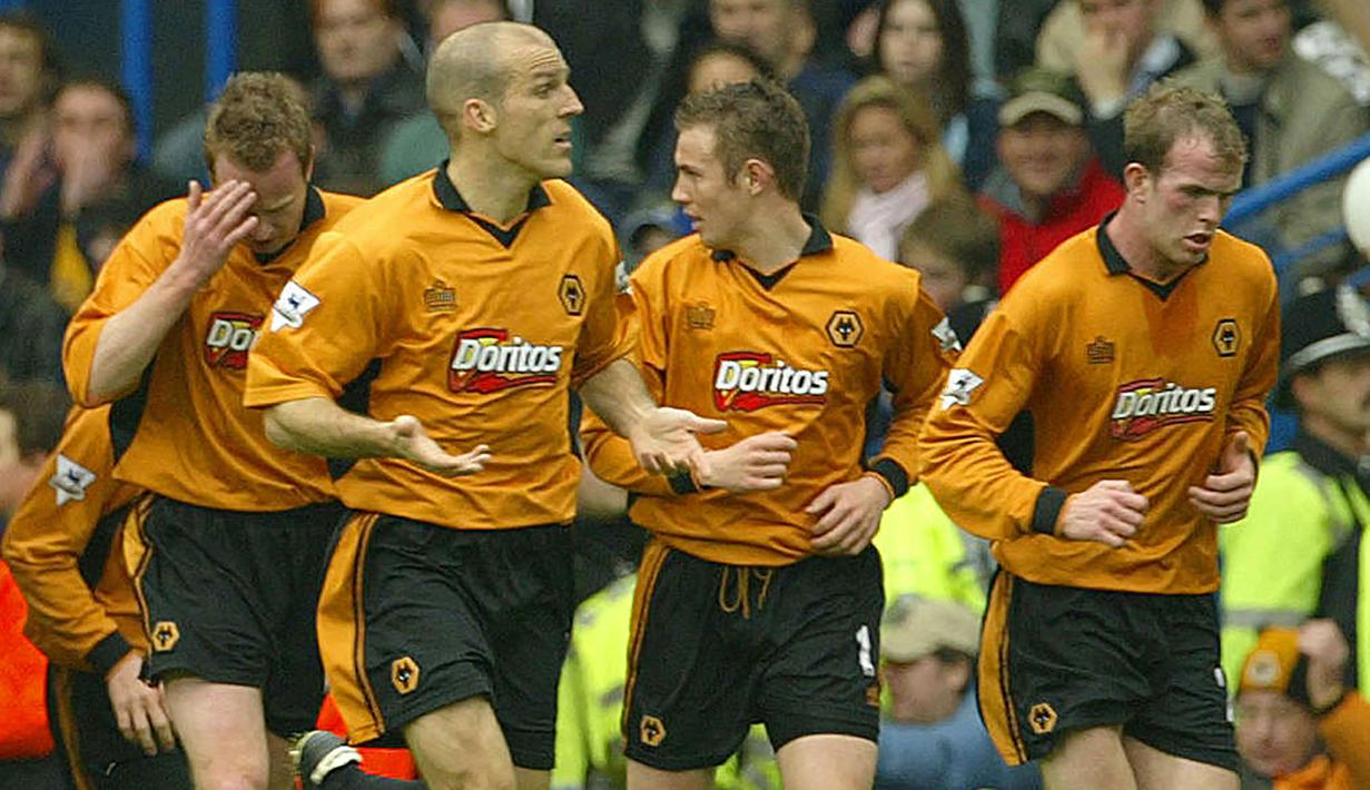 Wolverhampton Wanderers menjadi tim kedua yang sukses melakukan comeback setelah tertinggal tiga gol terlebih dahulu di era Premier League. Momen itu terjadi pada laga pekan ke-10 Premier League 2003/2004 (25/10/2003). Menjamu Leicester City, Wolverhampton sempat tertinggal 0-3 lewat dua gol Les Ferdinand dan satu gol dari Riccardo Scimecca. Wolves berbalik unggul dan memenangkan laga setelah mampu mencetak 4 gol lewat dua gol Colin Cameron dan masing-masing satu gol dari Alex Rae dan Henri Camara. (AFP/Jim Watson)