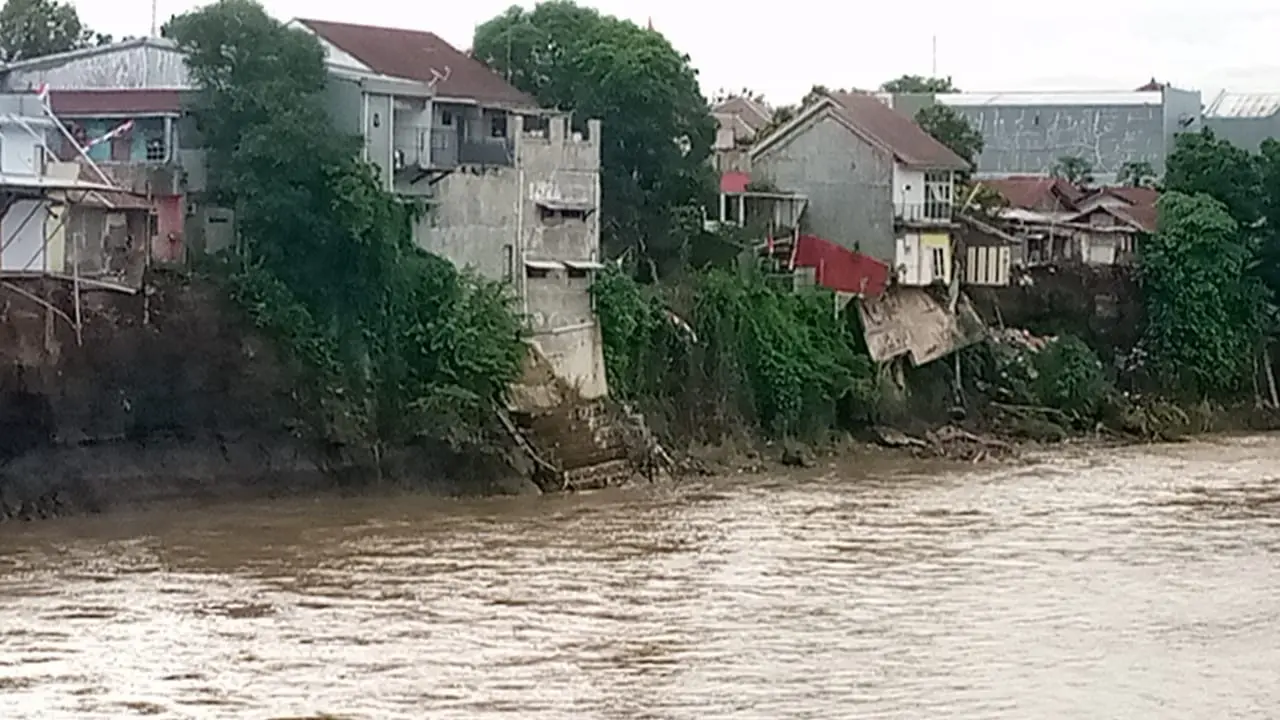 Sebanyak 12 bangunan toko dan rumah di Purbalingga rusak akibat tergerus sungai Klawing. (Foto: Istimewa)