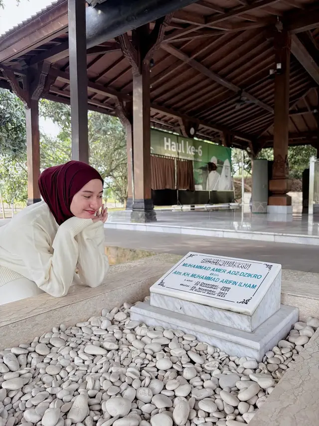 Potret Nadzira Shafa Ziarah Makam Ameer Azzikra di Tahun ke-4, Isyaratkan Buka Hati