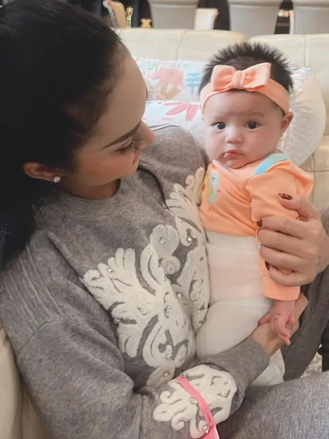 Krisdayanti dan Baby Ameena. (Foto: Instagram/krisdayantilemos)