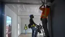 Pekerja menyelesaikan pembangunan rumah sakit darurat untuk pasien COVID-19 di Lapangan Sepak Bola Pertamina, Simprug, Jakarta Selatan, Indonesia, Sabtu (2/5/2020). Rumah sakit darurat ini ditargetkan beroperasi pada 1 Juni 2020. (Xinhua/Agung Kuncahya B.)