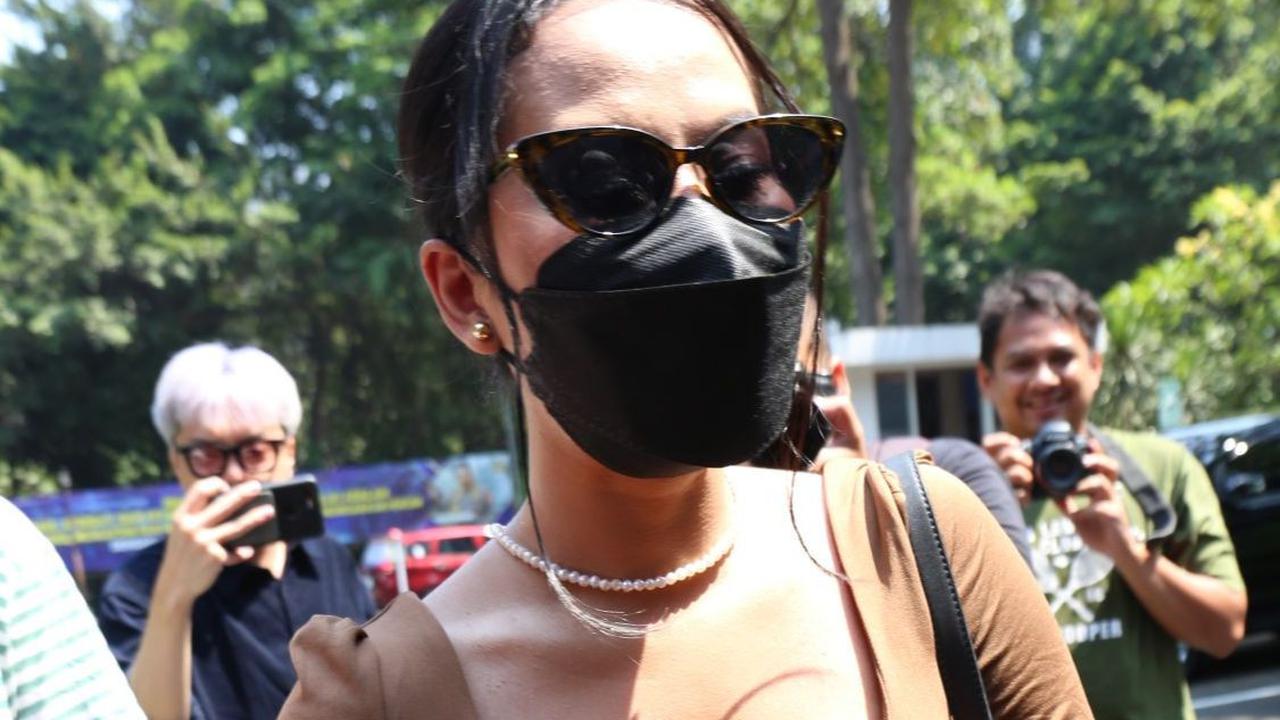 FOTO: Penampilan Seksi Siskaeee Saat Akan Diperiksa Ditreskrimsus Terkait Film Panas Jakarta Selatan