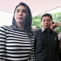 Sebelumnya, sempat ramai diberitakan Tyas Mirasih di laporkan ke KPAI oleh seorang nenek bernama Maryke Harris Pohu. Maryke melaporkan ke KPAI dengan dugaan penculikan anak. (Adrian Putra/Bintang.com)