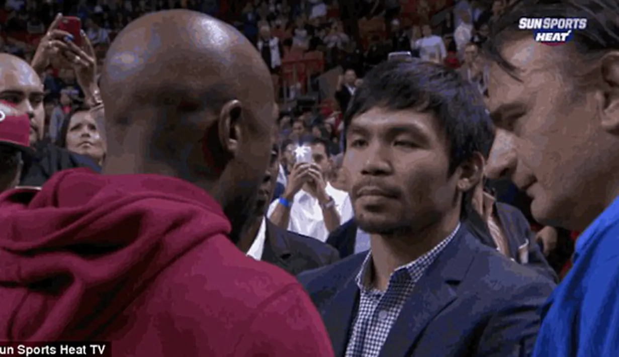 Floyd Mayweather Jr menghampiri Manny Pacquiao saat menyaksikan pertandingan NBA antara Miami Heat dan Milwaukee Bucks, AS, Rabu (28/1/2015). (Dailymail)