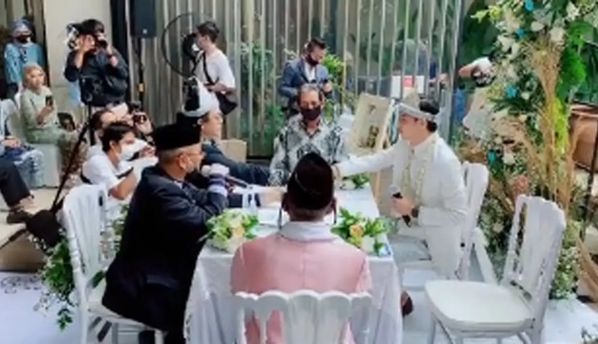 Sampai di puncak acara, Ijab Kabul dilantunkan Reynaldi  dengan penuh keyakinan. Setelah kata Sah terucap, pertanda Dinda Hauw dan Reynaldi Mbayang resmi menikah. Keduanya memang tak pernah dikabarkan berpacaran, dan mulai terdengar kedekatannya pada April 2020 lalu. (Instagram/wawandm)