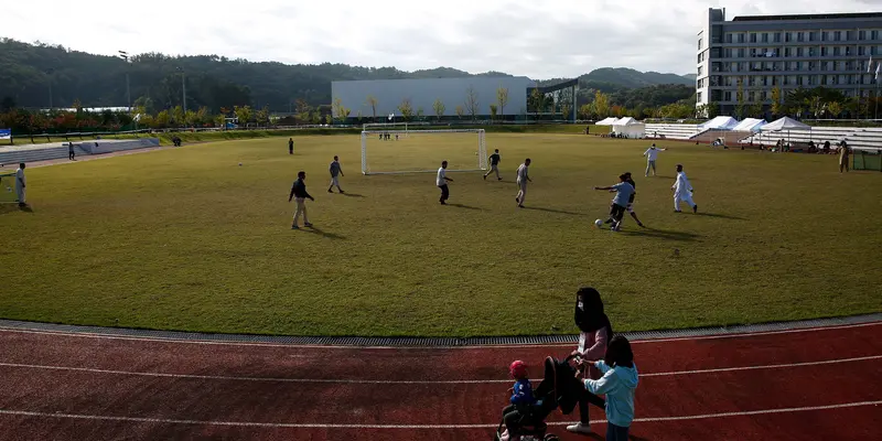 Keseruan Pengungsi Afghanistan Bermain Sepak Bola di Korea Selatan