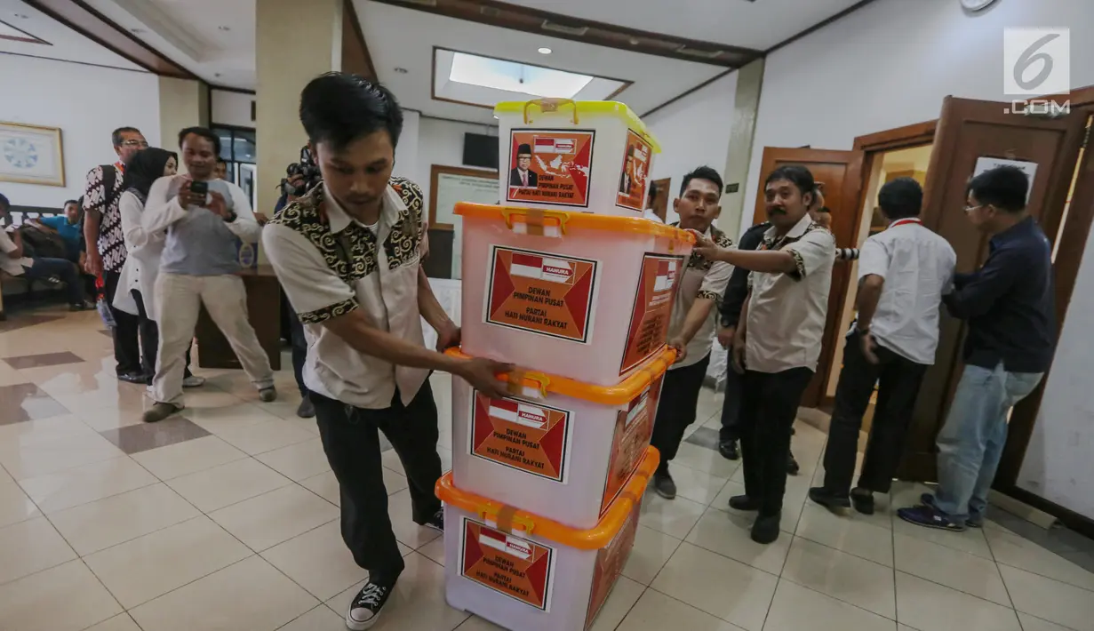 Petugas membawa berkas milik partai politik calon peserta pemilu 2019 di kantor KPU, Jakarta, Selasa (17/10). KPU memusatkan proses penelitian administrasi berkas parpol 2019 menuju Hotel Mercure.  (Liputan6.com/Faizal Fanani)