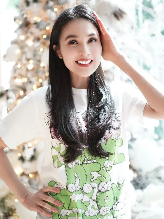 Gaya Sandra Dewi jelang Natal 2021 (Foto: Instagram/@sandradewi88)