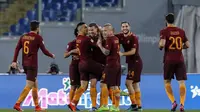 Para pemain AS Roma merayakan gol Edin Dzeko ke gawang Torino dalam lanjutan Liga Italia di Stadion Olimpico, Senin (20/2/2017) dinihari WIB. Roma menang 4-1.(Angelo Carconi/ANSA via AP)
