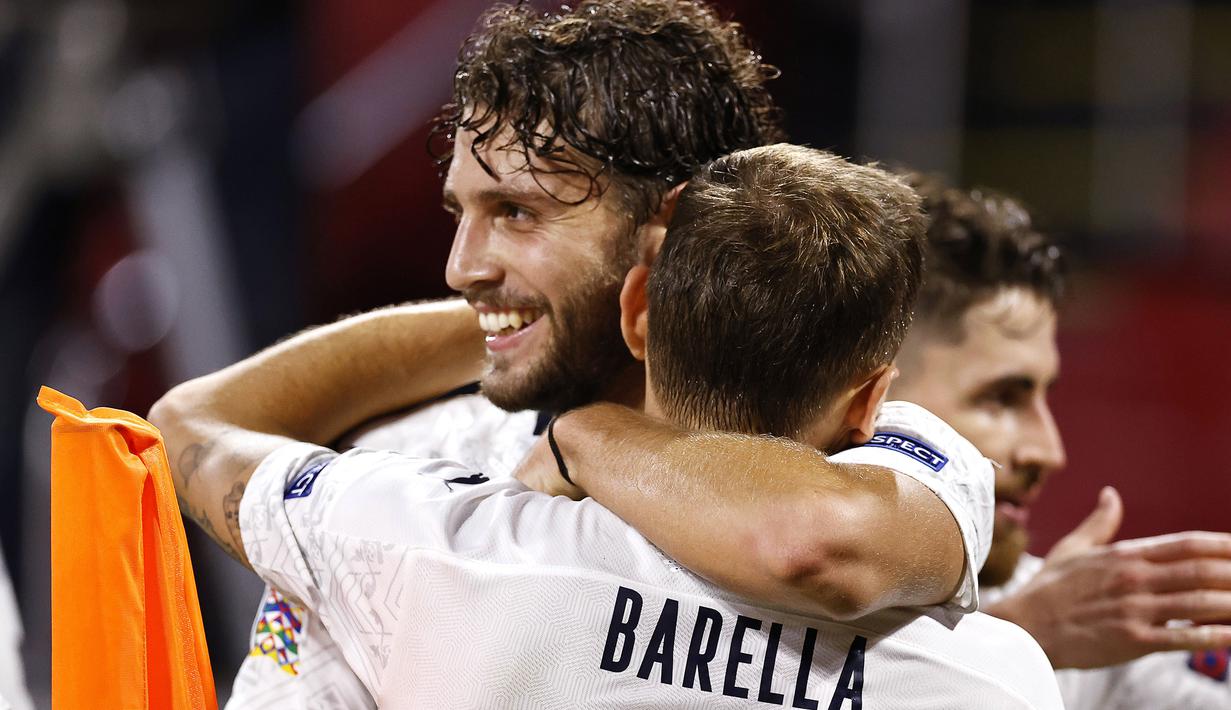 Gelandang Italia, Nicolo Barella, merayakan gol yang dicetaknya ke gawang Belanda pada laga UEFA Nations League di Amsterdam Arena, Selasa (8/9/2020) dini hari WIB. Italia menang tipis 1-0 atas Belanda. (AFP/Maurice Van Steen/ANP)