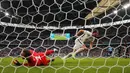 Pemain Inggris Harry Kane (kanan) melakukan selebrasi usai mencetak gol ke gawang Jerman pada pertandingan babak 16 besar Euro 2020 di Stadion Wembley, London, Inggris, Selasa (29/6/2021). Inggris menang 2-0. (AP Photo/Frank Augstein)