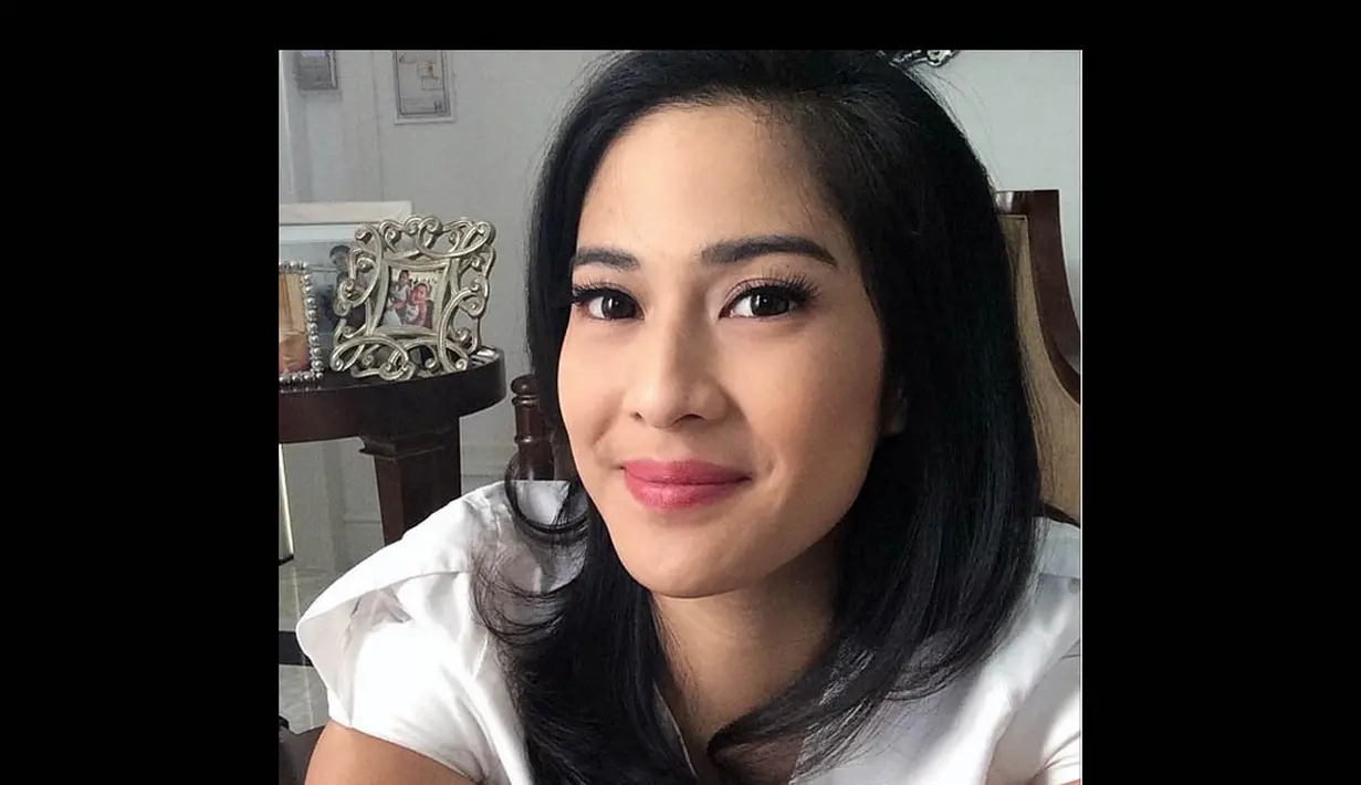 Dian Sastro seperti tak ingin melewatkan setiap dandanan dan tata rambutnya di momen acara tertentu dengan berfoto selfie (Istimewa: Instagram).