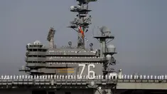 Prajurit Angkatan Laut AS berada di kapal induk USS Ronald Reagan saat tiba di pangkalan angkatan laut Yokosuka, Tokyo, Jepang, Kamis (1/10/2015). USS Ronald Reagan menggantikan USS George Washington yang akan menjalani perawatan. (REUTERS/Yuya Shino)