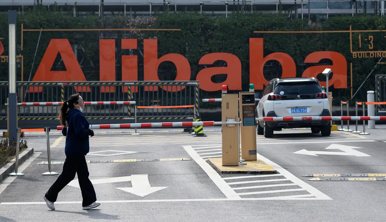 Seorang wanita berlari di depan kantor pusat Alibaba di Kota Hangzhou, Provinsi Zhejiang, China, Rabu (5/2/2020). Pemerintah Hangzhou memberlakukan pembatasan pergerakan bagi warganya menyusul mewabahnya virus corona. (NOEL CELIS/AFP)