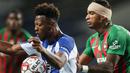 Striker FC Porto, Ze Luis, berebut bola dengan bek Maritimo, Rene Santos, pada laga lanjutan Liga Portugal di Dragao Stadium, Porto, Kamis (10/6/2020) waktu setempat. Porto menang tipis 1-0 atas Maritimo. (AFP/Jose Coelho/Pool)