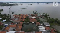 Foto udara suasana pemukiman warga yang terendam banjir menggunakan kamera nir-awak di Desa Karangligar dan Dusun Pengasinan kecamatan Teluk Jambe Barat, Kabupaten Karawang, Selasa (6/12/2022).  Banjir yang terjadi setelah hujan deras yang mengguyur sejak Minggu (4/12/2022) mulai berangsur surut. (merdeka.com/Imam Buhori)