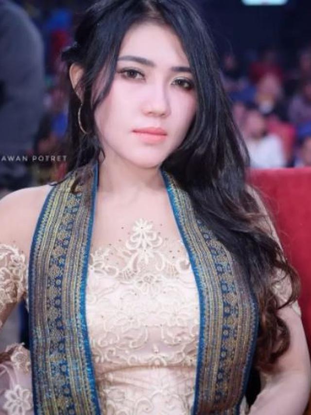 6 Gaya Via Vallen dalam Balutan Kebaya, Tampil Anggun