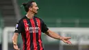 Penyerang AC Milan, Zlatan Ibrahimovic, saat menghadapi Bologna pada pertandingan Liga Italia di Stadion San Siro, Selasa (22/9/2020) dini hari WIB. AC Milan menang 2-0 atas Bologna. (AFP/Miguel Medina)