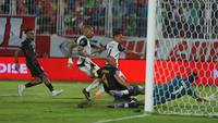 Striker Persija Jakarta, Alaeddine Ajaraie membobol gawang Malut United dalam laga pekan ke-23 BRI Super League 2025/2026 di Stadion Gelora Kie Raha, Ternate, Selasa (24/2/2026). (Dok. Persija)