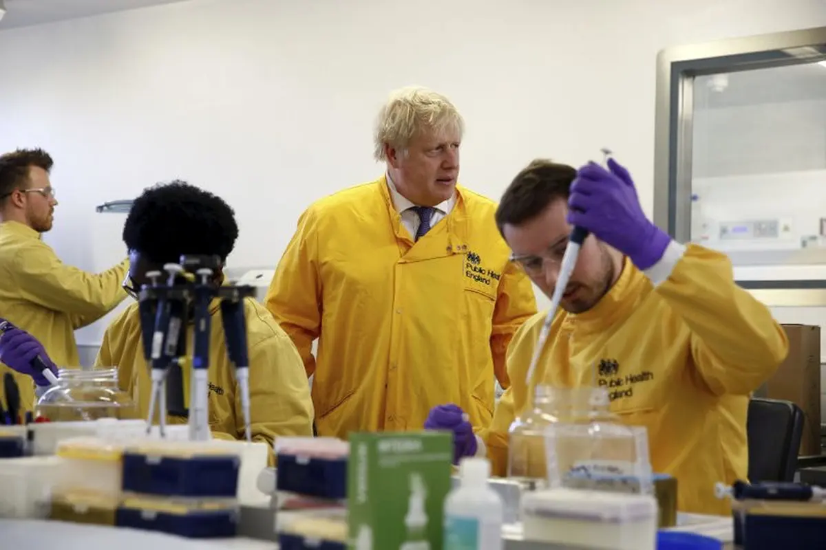 Perdana Menteri Inggris Boris Johnson mengunjungi laboratorium di Layanan Infeksi Nasional Inggris Kesehatan Masyarakat, setelah lebih dari 10 pasien Virus Corona diidentifikasi di Inggris, di Colindale, London utara, Minggu, 1 Maret 2020