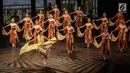 Pebalet Namarina Youth Dance (NYD) mementaskan karya bertajuk Anantari di Teater Jakarta, Taman Ismail Marzuki, Jakarta, Jumat (23/11). NYD yang berdiri pada tahun 2006 telah menghasilkan 12 karya pementasan. (Liputan6.com/Fery Pradolo)