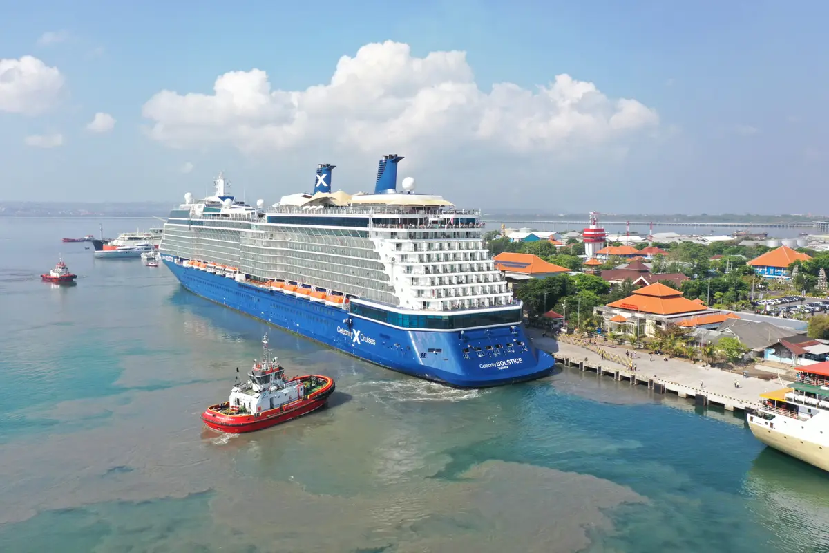 Kapal Cruise Celebrity Solstice.