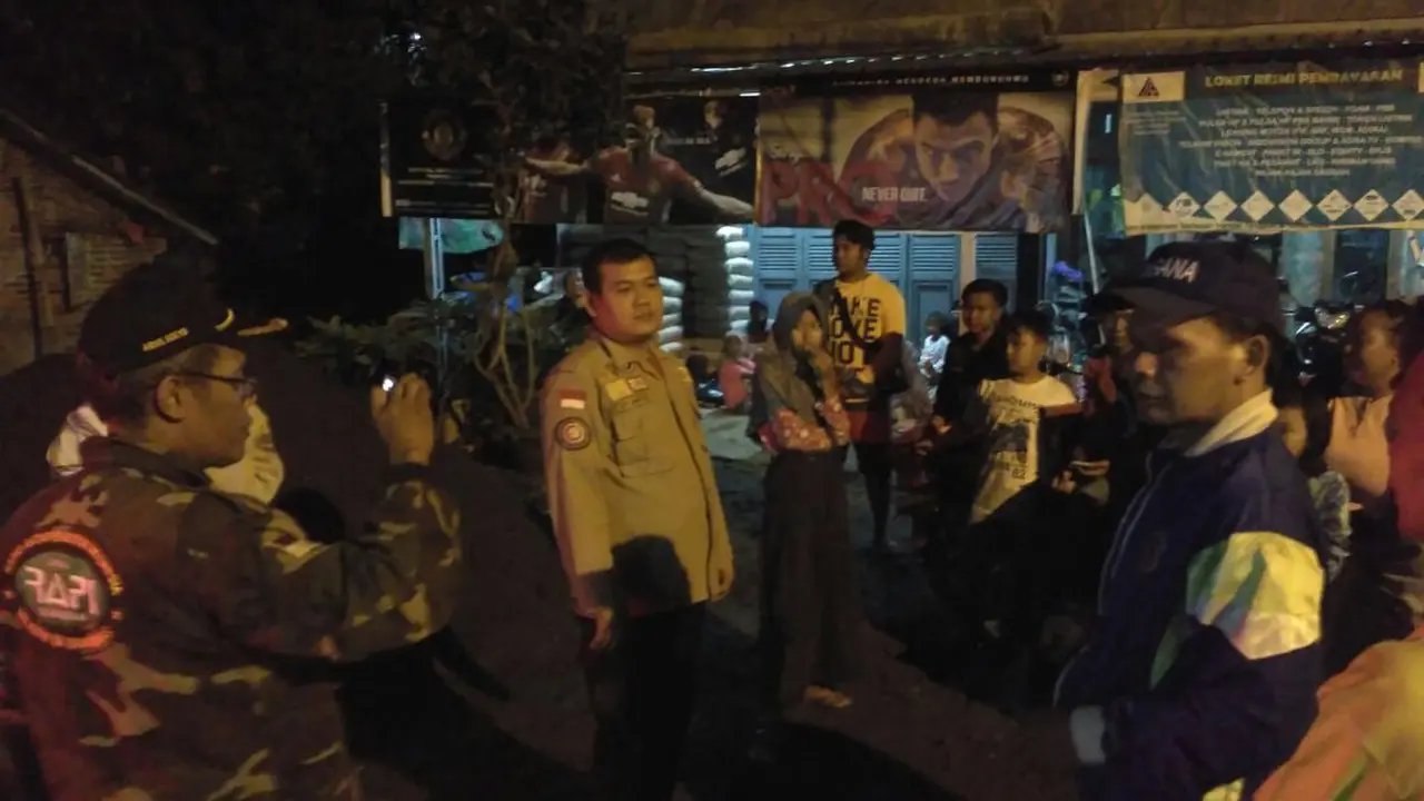 Tagana dan BPBD Banyumas sibuk menenangkan warga Cilacap yang mengungsi hingga Banyumas. (Foto: Liputan6.com/Muhamad Ridlo/Tagana BMS)