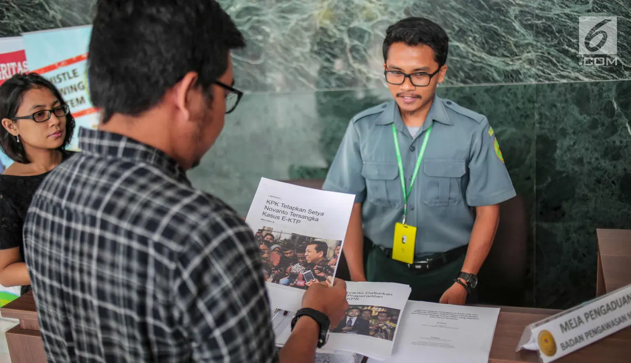 Pelapor tergabung dalam Koalisi Masyarakat Sipil Antikorupsi tiba di Bawas Mahkamah Agung, Jakarta, Kamis (5/10). Hakim Cepi dilaporkan karena pihaknya menilai terdapat sejumlah kejanggalan dalam sidang praperadilan tersebut. (Liputan6.com/Faizal Fanani)