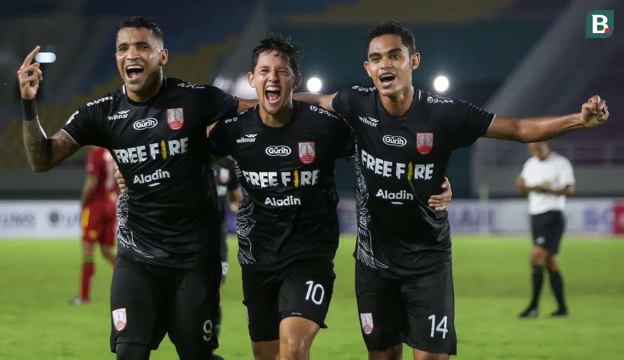 Di menit ke-42 Persis sukses menambah keunggulan mereka melalui Alberto Goncalves yang memanfaatkan umpan sundulan Irfan Bachdim. (Bola.com/Bagaskara Lazuardi)