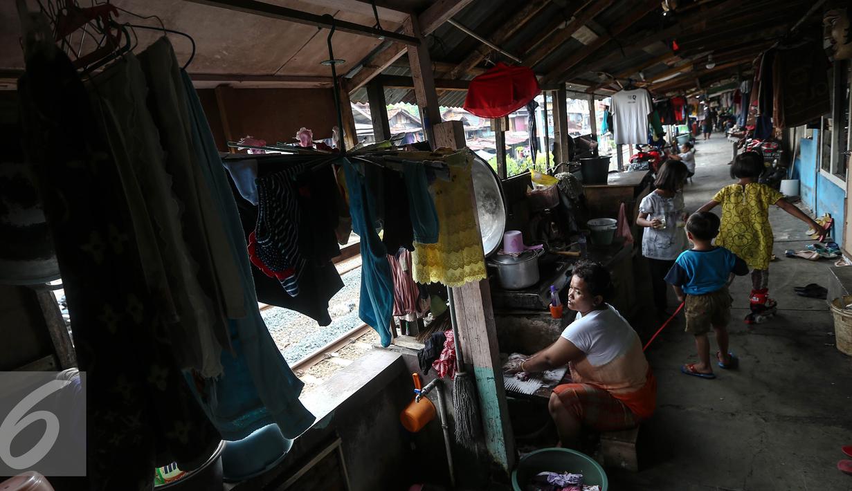 Sejumlah anak bermain di permukiman pinggir rel, Petamburan, Jakarta, Selasa (19/7). BPS DKI Jakarta menyatakan jumlah penduduk miskin di Jakarta mengalami kenaikan 0,14 poin. (Liputan6.com/Faizal Fanani)