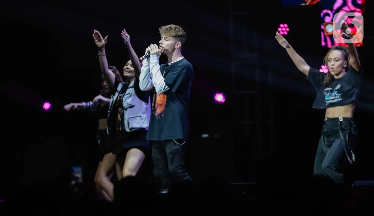 Aksi panggung Hrvy bersama para dancer saat tampil dalam festival musik Love Fest di Istora Senayan, Jakarta, Sabtu (22/2/2020). Dalam penampilannya Hrvy membawakan sejumlah lagu seperti Personal, Million Ways, I Wish You Were Here. (Liputan6.com/Faizal Fanani)