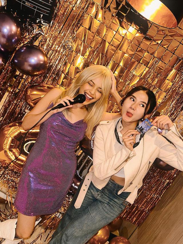 6 Gaya Totalitas Hanggini Cosplay Jadi Hannah Montana saat Rayakan Ulang Tahun ke-25