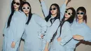 Pertemanan member NewJeans terlihat seru dengan baju tidur serba biru dan kacamata hitam [@newjeans_official]