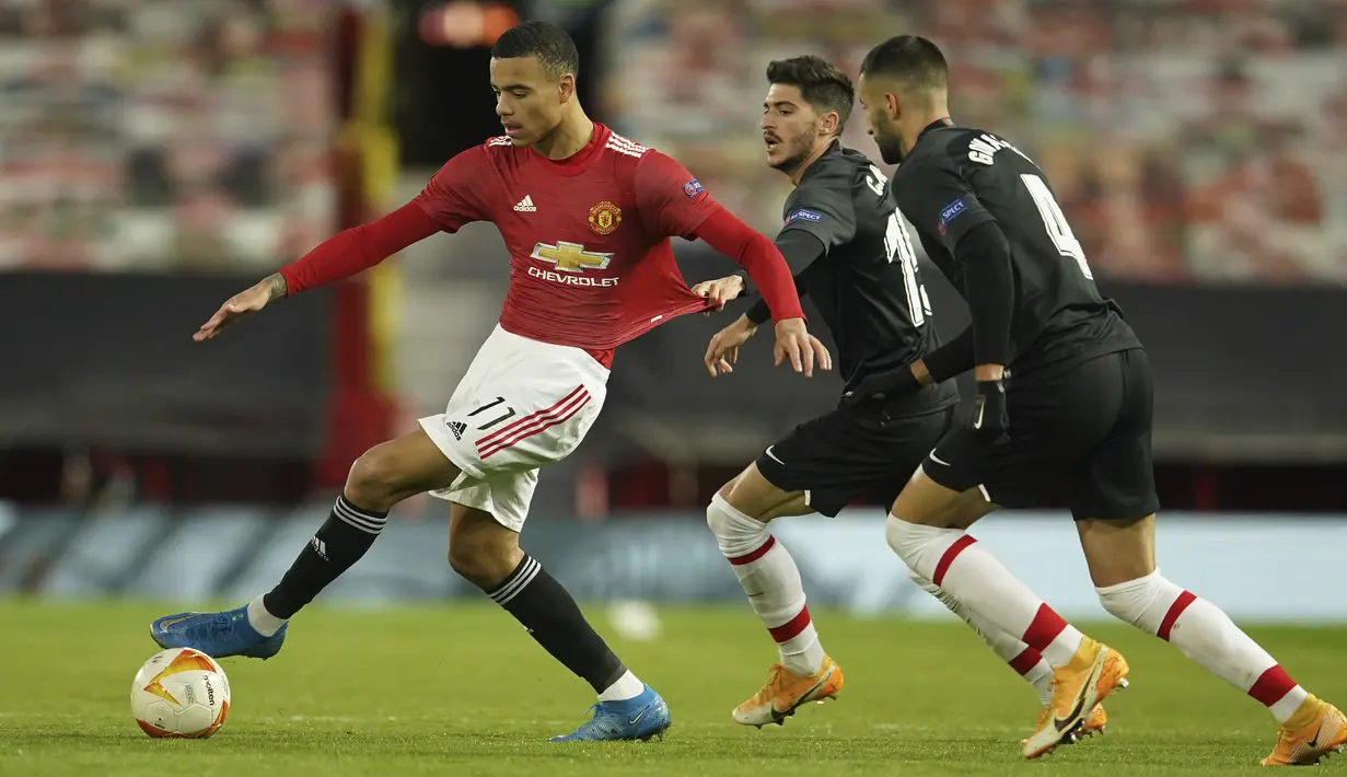 Bek Granada, Carlos Neva (kanan) menarik jersey penyerang Manchester United, Mason Greenwood dalam leg kedua perempat final Liga Europa di Stadion Old Trafford, Jumat dinihari WIB (16/4/2021). MU menunjukkan dominasinya atas Granada usai mencatat kemenangan 2-0. (AP Photo/Dave Thompson)