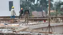 Sejumlah pekerja menyelesaikan pembangunan Tol Tol Depok-Antasari (Desari) di Jalan TB Simatupang, Jakarta, Kamis (13/10). Jalan Tol sepanjang 21 km ini diprediksi akan rampung pada 2018 mendatang. (Liputan6.com/Yoppy Renato)