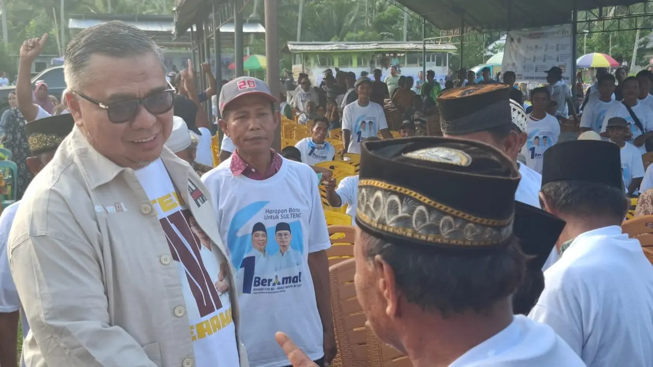 Calon gubernur Sulawesi Tengah Ahmad Ali berkampanye di Desa Sidole Barat, Kecamatan Ampibabo, Kabupaten Parigi Moutong, Senin (28/10/2024).