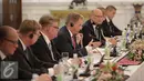 Presiden Finlandia Sauli Niinisto berbincang dengan Presiden Joko Widodo di Istana Merdeka, Jakarta, Selasa (3/11/2015). Pertemuan tersebut akan membahas tata kelola lahan gambut untuk mengantisipasi bencana kebakaran hutan. (Liputan6.com/Faizal Fanani)